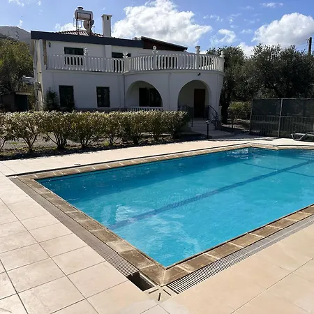 Kyrenia/alsancak 4-room With Private Pool