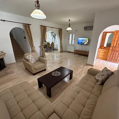 Kyrenia/alsancak 4-room With Private Pool