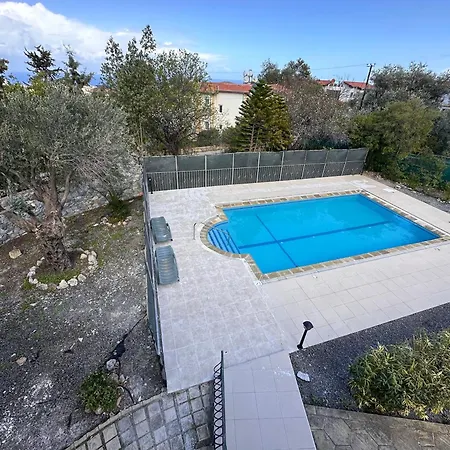 Kyrenia/alsancak 4-room With Private Pool